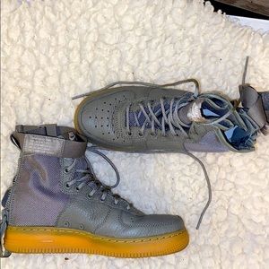 Nike SF Air Force 1 Women Mid Shoes